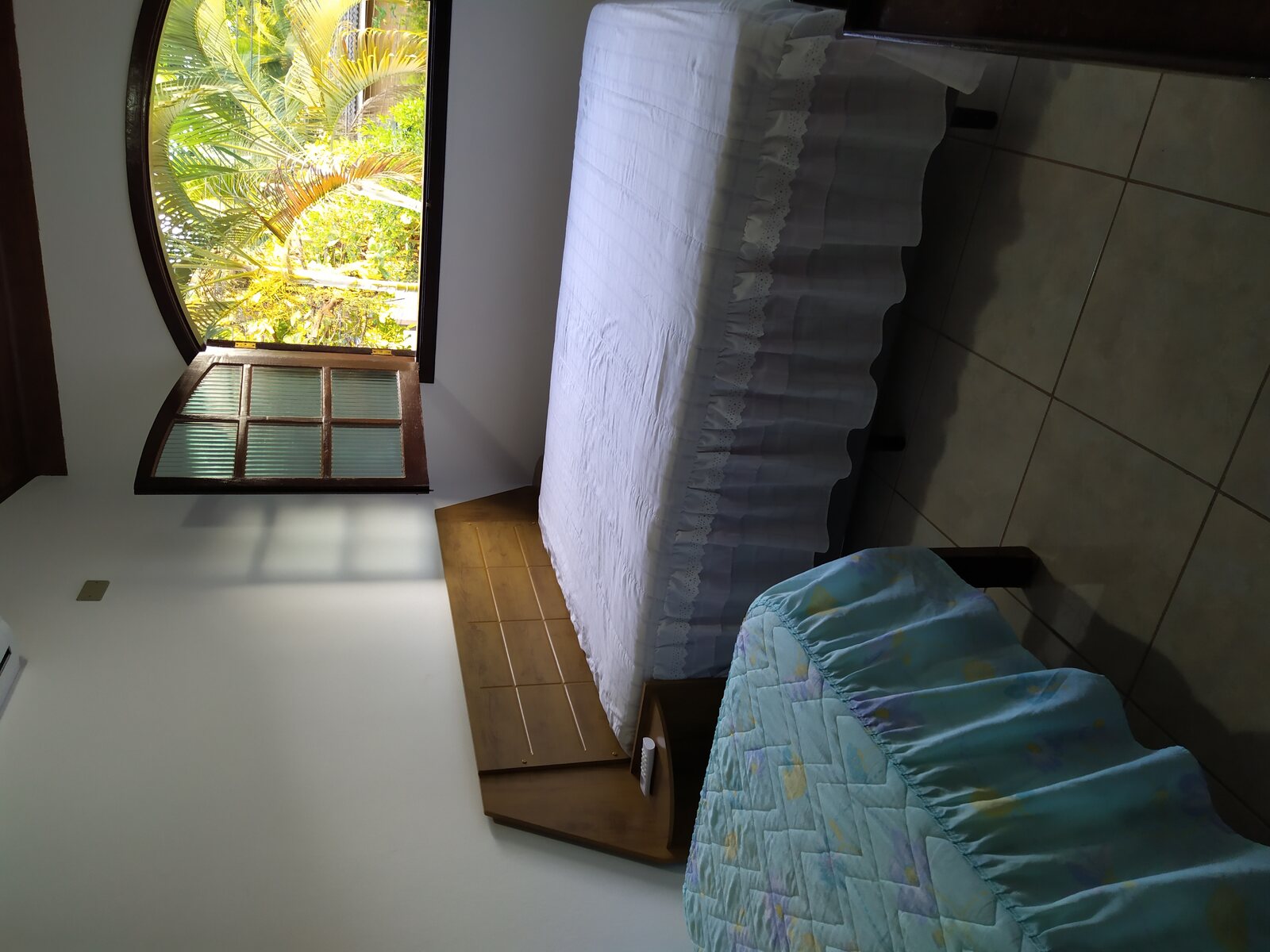 Casa com Piscina e Jardim para 12 · Itaguá - foto 8